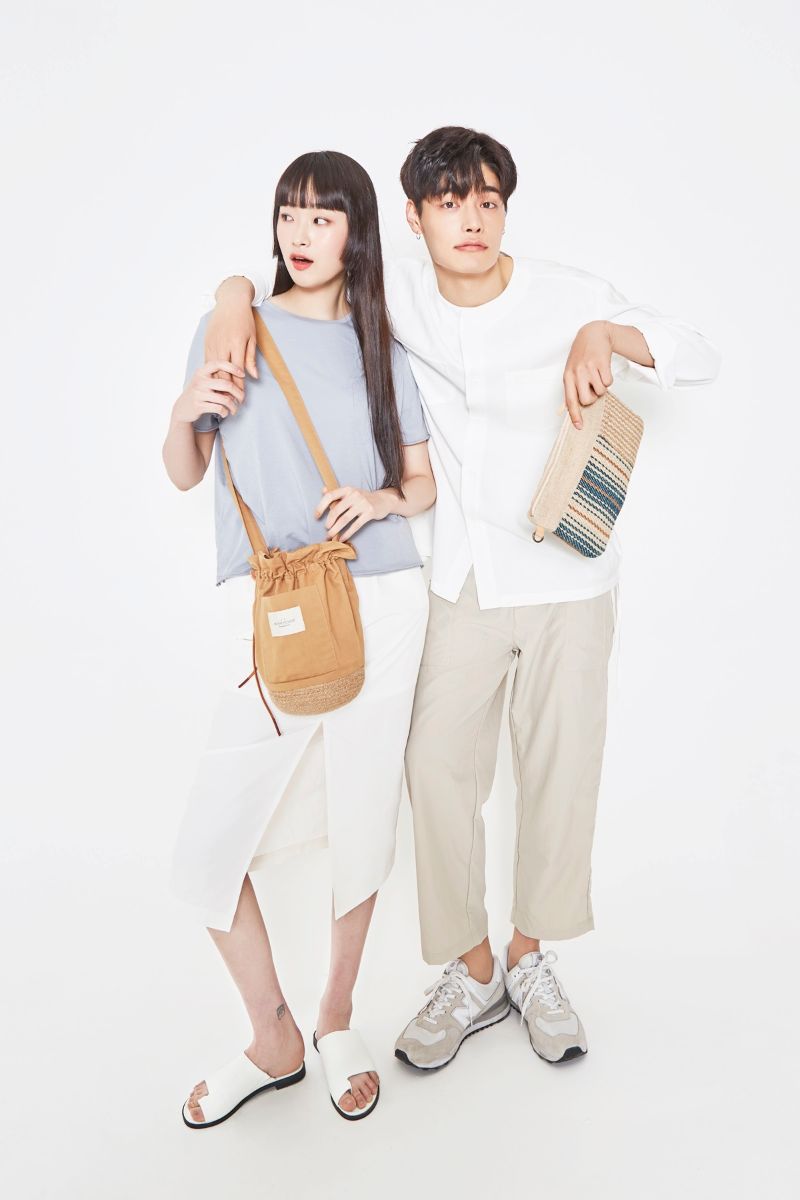 국제구호개발 NGO 굿네이버스가 에스팀 소속 모델 정혁, 김로사와 함께 방글라데시 미푸르 조합에서 생산한 주트 가방 화보 촬영을 진행했다고 23일 밝혔다. 사진은 모델 정혁과 김로사의 주트 가방 화보. 