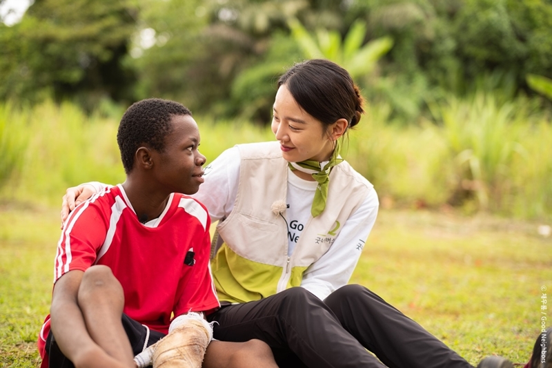 카메룬 아동과 미소짓는 배우 신혜선
