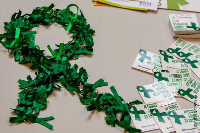 초록리본으로 대형 초록리본을 만든 모습