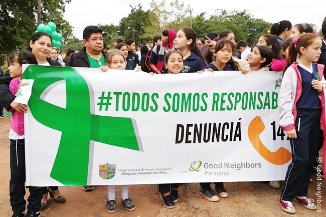 파라과이 안떼께라 지역주민들과 현수막을 들고 평화행진하는 모습