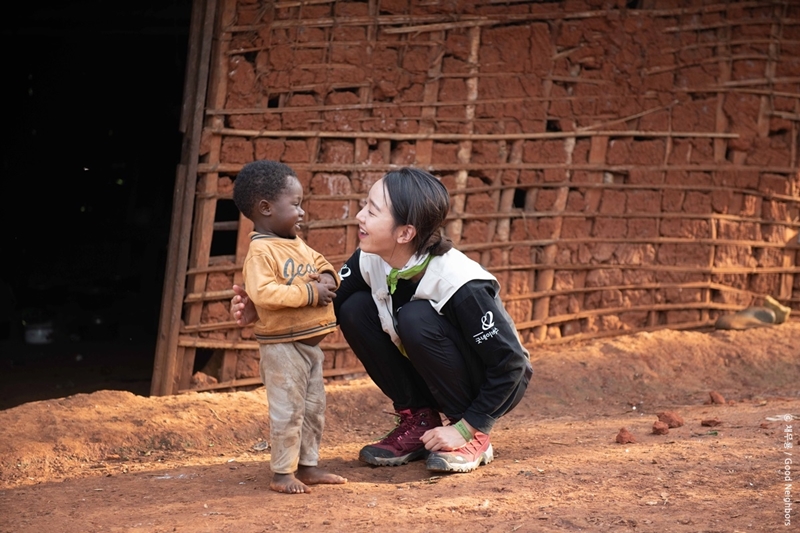 카메룬 어린아동과 미소짓는 배우 신혜선