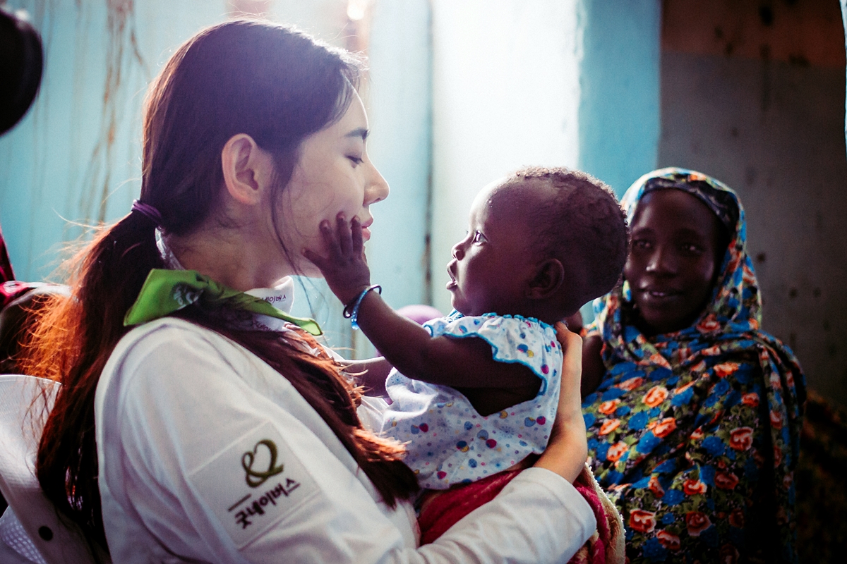 10일(수), 배우 추자현이 국제구호개발 NGO 굿네이버스(회장 양진옥)에 강원도 산불로 심각한 피해를 입은 아동과 가정을 지원하기 위해 5천만 원을 기부했다. 사진은 2017년 9월, 굿네이버스 차드 사업장을 방문해 봉사활동을 진행하는 모습.