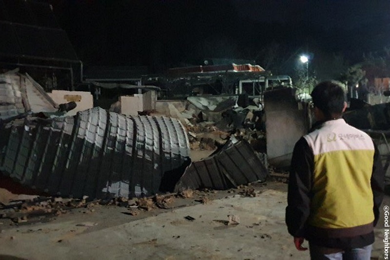 강원산불 피해 지역을 방문하여 상황을 확인 중인 굿네이버스 직원의 모습