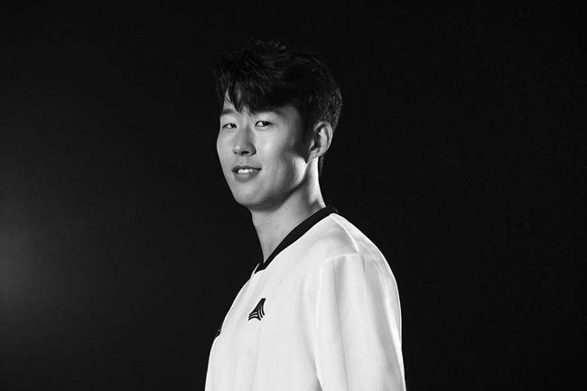 축구선수 손흥민의 모습 