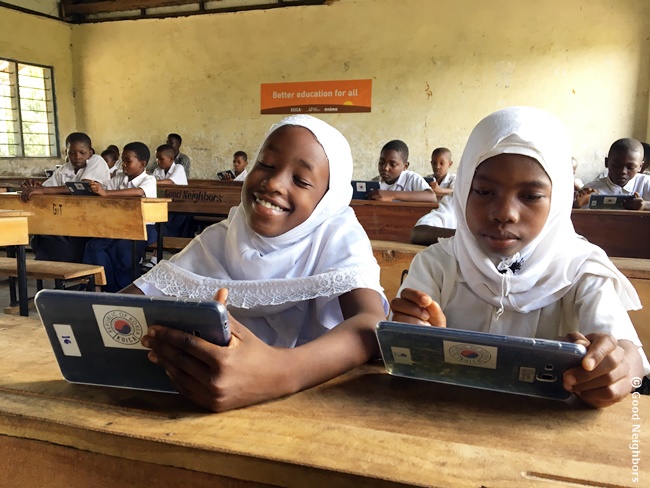 우리단체가 탄자니아 살살라 초등학교 아이들에게 테블릿을 이용하여 킷킷스쿨 프로그램을 통해 교육 받는 모습