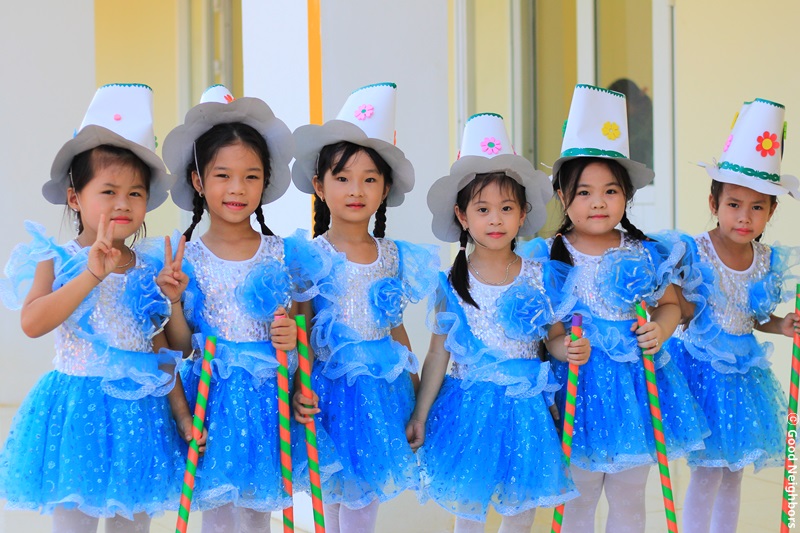 동라이 유치원 완공식에서 여자 아이들의 모습