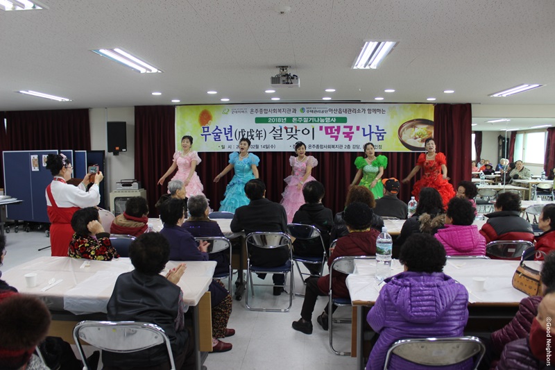 행사에 5명의 여성분들이 율동하며 노래부르는 모습