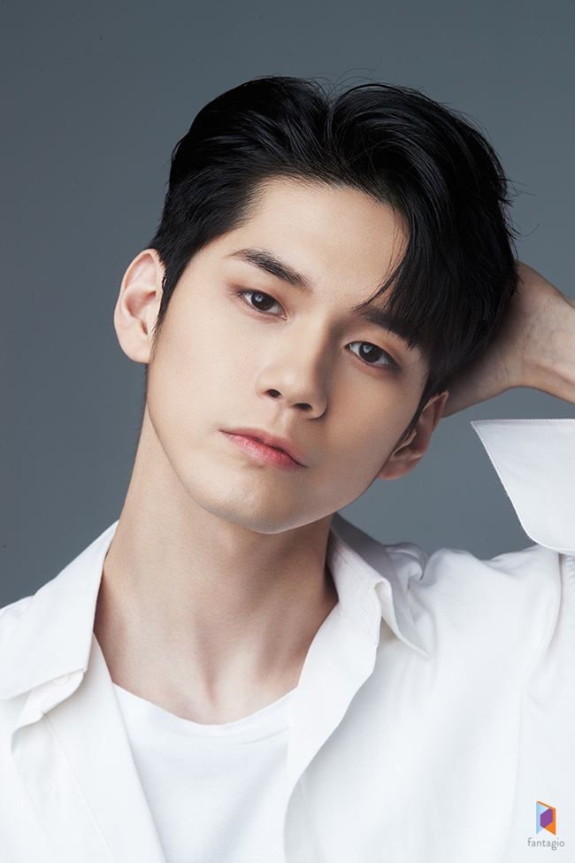 옹성우 팬모임 킵고옹 후원금 300만 원 전달 기념 옹성우 프로필 사진