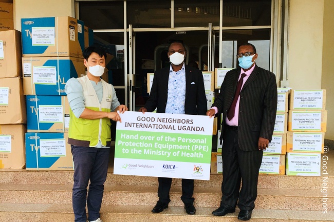 굿네이버스 우간다가 우간다 보건부에 코로나19 방역물품을 전달하는 모습 