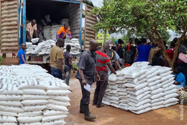 굿네이버스 우간다 긴급 식량 배분을 진행하는 모습