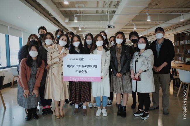 6개월에 천만 원 만들기 프로젝트 참가자들이 기금 전달식을 진행하고 있는 모습 