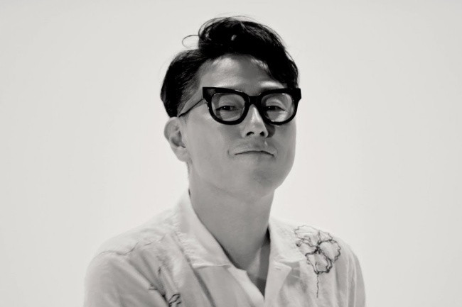 가수 윤종신 씨의 모습 