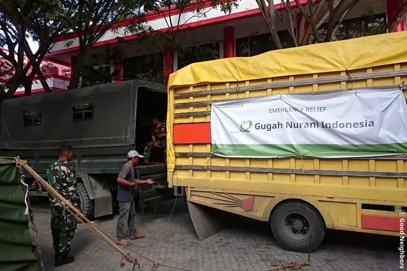 인도네시아 지진 긴급구호를 위한 차량 이미지