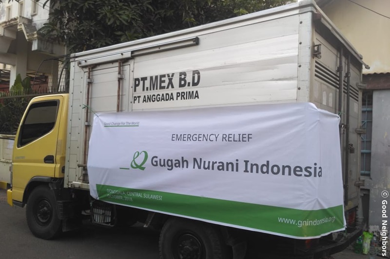 긴급구호 물품을 실은 차량 모습