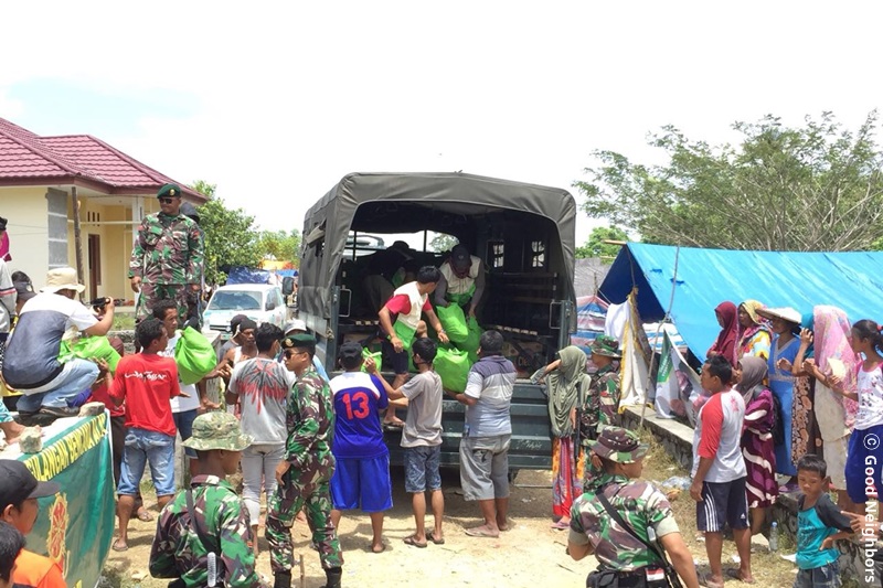 인도네시아 지진으로 피해를 입은 동갈라 지역에 긴급구호 물품을 차에서 내리는 모습