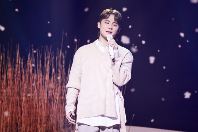 가수 김준수가 노래하는 모습 