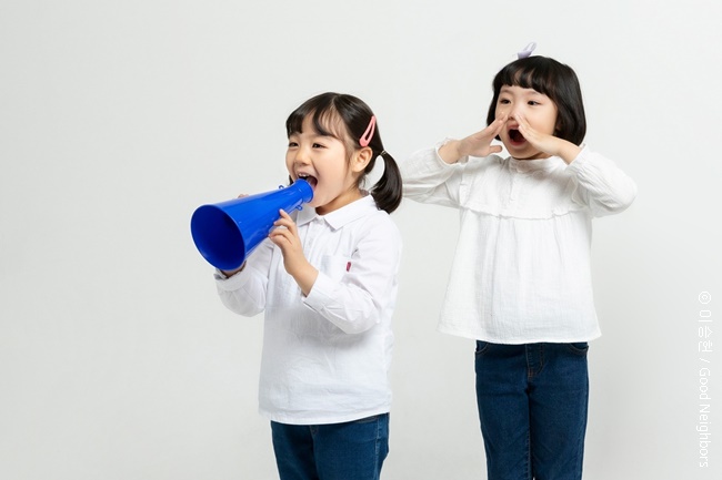아이들이 목소리를 외치고 있는 모습 
