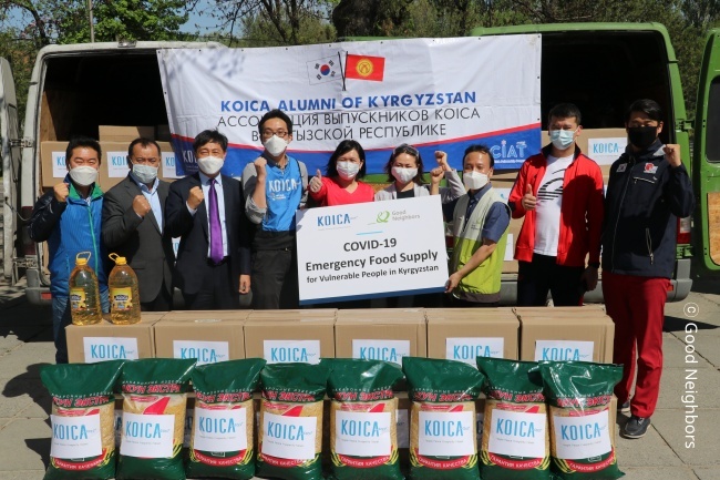 굿네이버스 키르기즈공화국과 KOICA가 키르기즈공화국 취약계층에 긴급 식량을 전달하고 있는 모습 