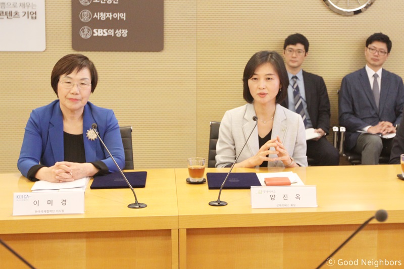 탄자니아 에듀테인먼트 비즈니스 구축 사업에 대해 회의 하는 모습