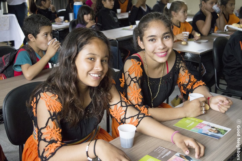 새로 개소한 멀티미디어실에서 여자 아이 두명이 웃고 있는 모습