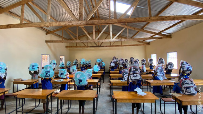 교실에서 선물받은 가방을 들고 있는 말라위 아이들의 모습