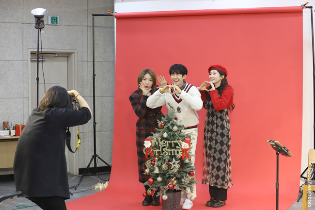 화보 촬영을 하며 포즈를 지어 보이는 옥상달빛과 광희