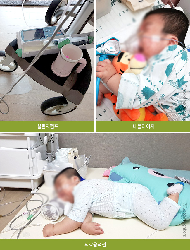 엄마한테 안겨서 손을 들고 있는 가영이 모습