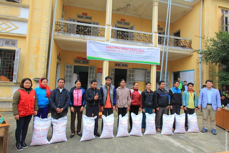 베트남 홍수피해 북부지역 긴급구호 물품 전달 모습