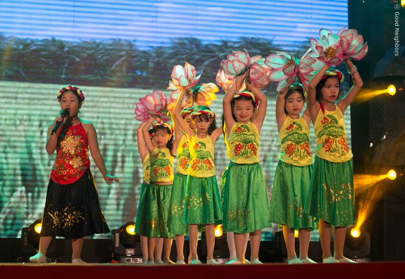 베트남 아이들이 노래하면서 율동하는 모습