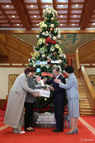 문재인 대통령과 김정숙 여사 기부금 전달 모습