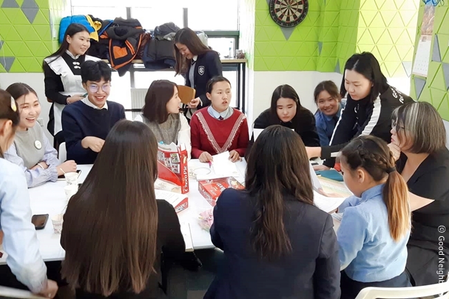 토론을 통해 결의문을 작성 중인 굿네이버스 몽골 아동참여위원회