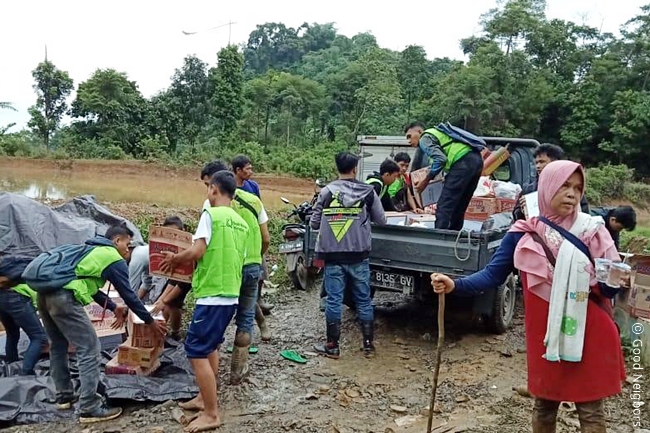 인도네시아 홍수 피해 지역에서 물품 배분 등 긴급구호가 진행되고 있는 모습 