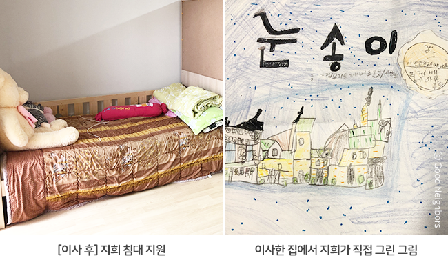 거실에서 좌측부터 어머니, 슬빈이, 아버지 그리고 하얀 강아지가 밝게 웃으며 카메라를 응시하는 모습 사진