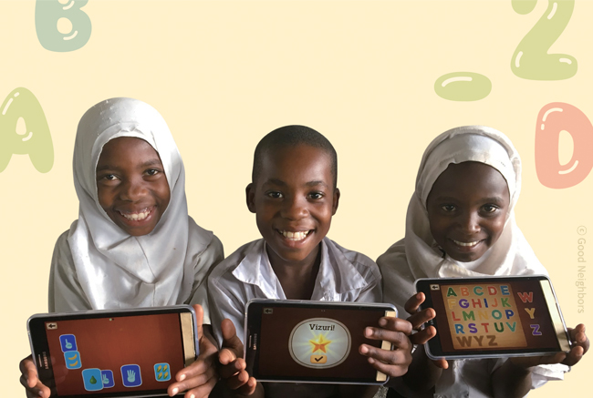 태블릿을 들고 환하게 웃고 있는 아프리카 아동 세 명의 이미지