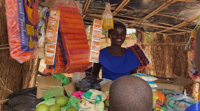 상점에서 물건을 팔고 있는 바네사 엄마의 모습