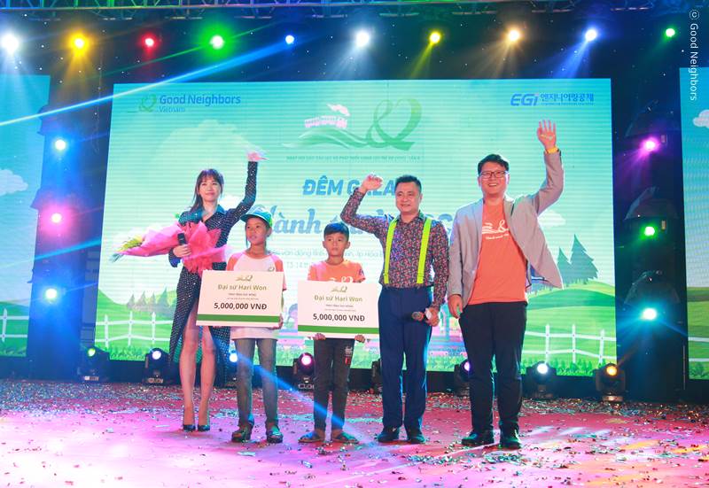 베트남 아동 2명에게 장학금을 전달하는 모습