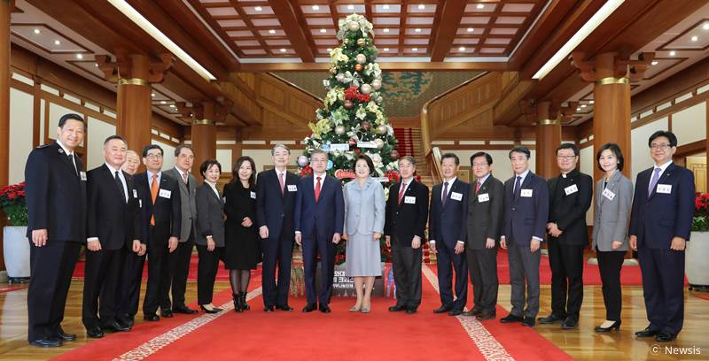 문재인 대통령과 김정숙 여사 그리고 국내 기부 나눔 단체 15개 기관 전체 사진