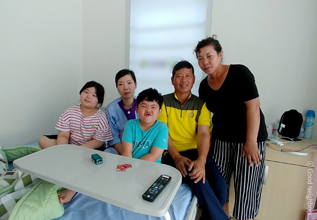 요양병원 병실에서 찍은 한별이네 가족 이미지