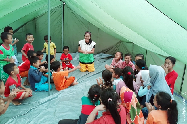 인도네시아 보고르 찔럭사 지역아동들의 심리적 안정을 위해 심리사회적 지원 프로그램을 진행하는 모습 