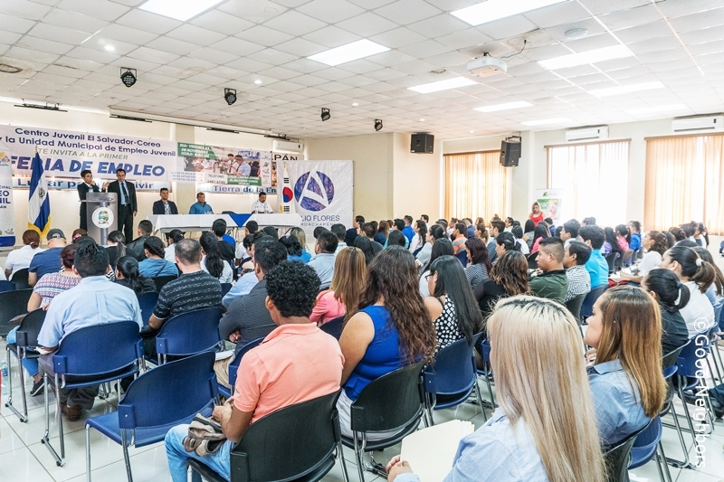 엘살바도르 취업박람회에 참석한 사람들의 모습