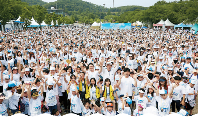 스탭포워터 걷기대회에 모인 참가자들의 이미지