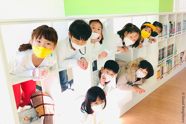 우주공간에서 행복하게 있는 아이들의 모습