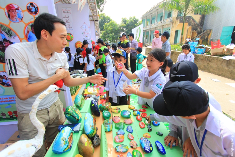 축제에 참여하는 아이들의 모습