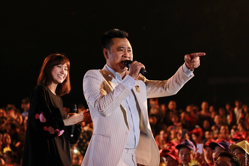 축제에서 공연하는 모습