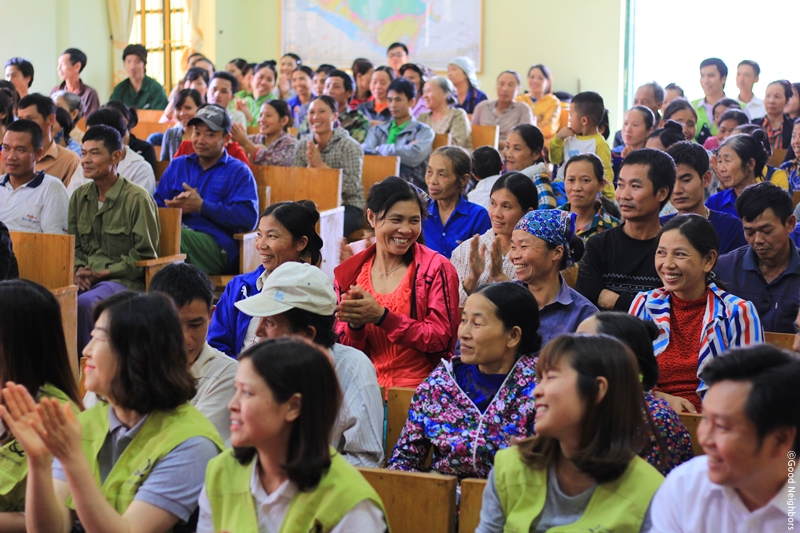 베트남 홍수피해 지역 주민들이 모여있는 모습 