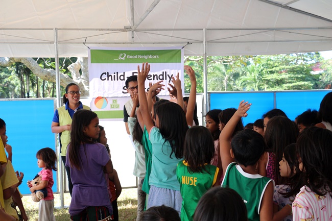 이재민 가정 아동들의 심리적 안정을 위해 아동 친화 공간 프로그램을 진행하는 모습