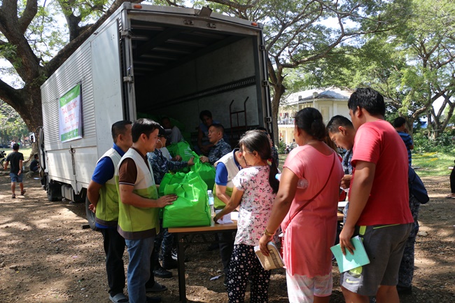 화산 폭발로 피해를 입은 필리핀 지역 주민들에게 구호물자를 배분하고 있는 모습