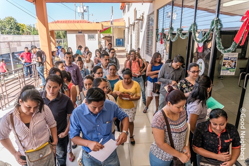 취업박람회에 참석하는 사람들의 모습