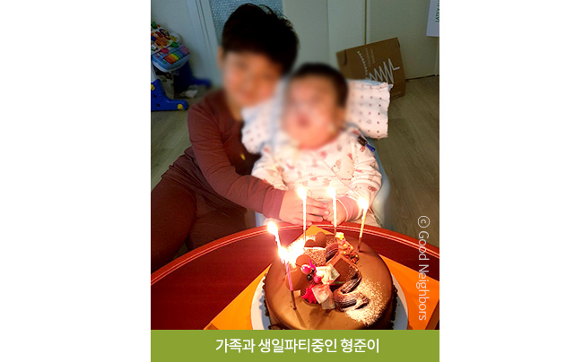 엄마한테 안겨서 손을 들고 있는 가영이 모습