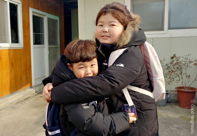 한별이와 산이가 서로를 안고 있는 이미지